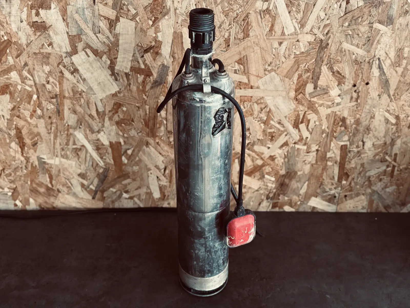 Pompe immergée inox avec son flotteur, contrôlée à l'atelier TCA Industries de Clermont-Ferrand