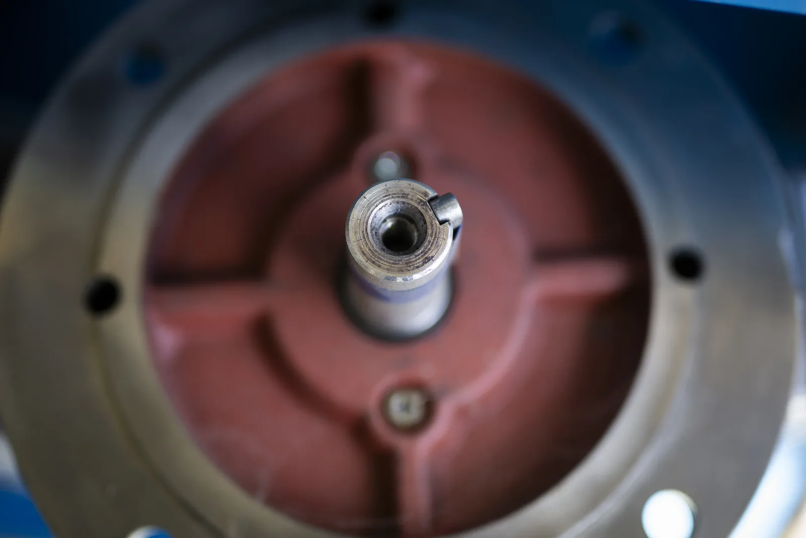 Motoréducteur industriel posé sur un établi de l'atelier TCA Industries à Clermont-Ferrand avant diagnostic