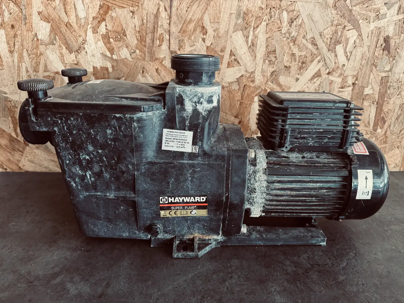 Moteur de pompe de filtration piscine ouvert sur l'établi de l'atelier TCA Industries à Clermont-Ferrand